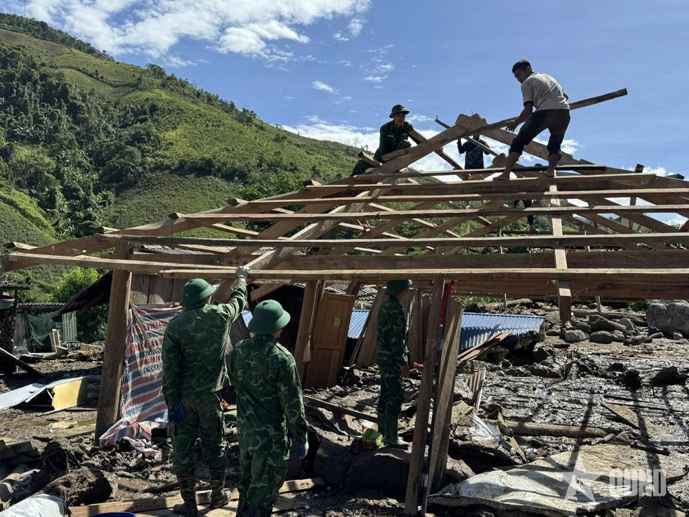 Nỗ lực giúp dân khắc phục hậu quả lũ quét